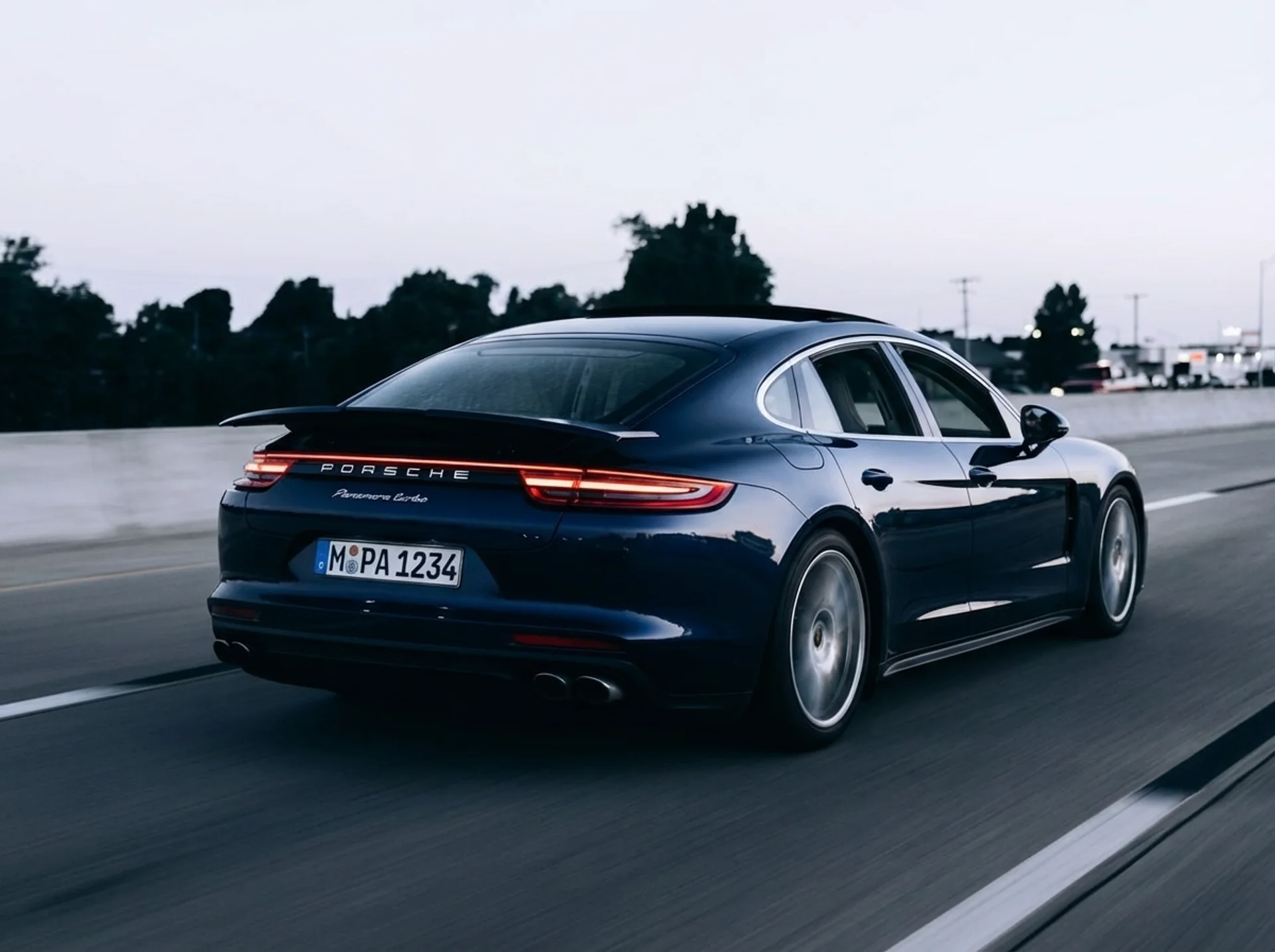 Person am Steuer auf der Autobahn